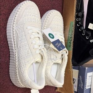 Universal Thread Beige Woven-Texture Lace-Up Sneakers